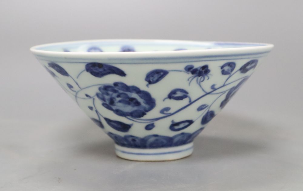 A Chinese blue and white bowl, diameter 15cm